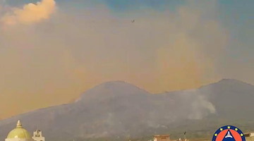 Incendio al Vesuvio, si lotta su tre fronti: De Luca chiede lo Stato di Mobilitazione Nazionale