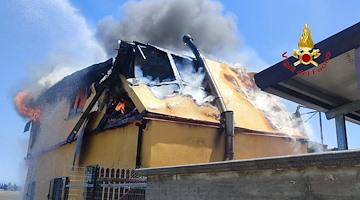 Incendio in abitazione a Paestum, distrutto il primo piano: intervento dei Vigili del Fuoco