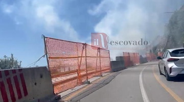 Incendio lungo la Statale 18 tra Salerno e Vietri sul Mare manda il traffico in tilt