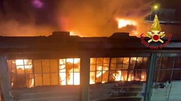 Incendio nella notte a Nocera Superiore: fiamme all'interno di capannoni industriali 