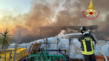 Incendio nella notte a Pontecagnano, distrutto stabilimento di 2000 mq