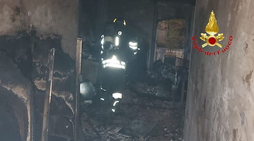 Incendio nella notte ad Ascea Marina: appartamento distrutto al Parco Venere