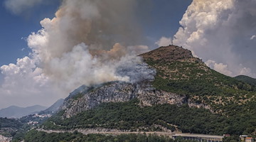 Incendio su Monte San Liberatore: colonna di fumo visibile a chilometri di distanza 