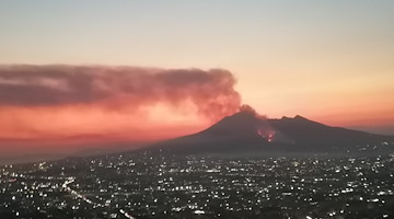 Incendio sul Vesuvio, otto mezzi aerei e cento operatori in azione per domare le fiamme