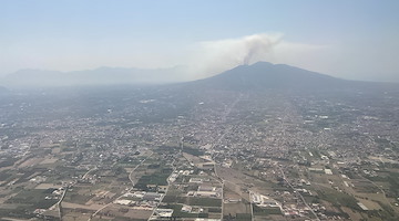 Incendio sul Vesuvio, situazione critica: chiesto l’intervento dell’esercito 