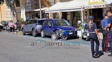 Incidente a Maiori, auto sbanda e finisce contro veicolo in sosta sulle strisce blu