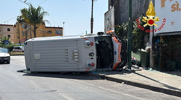 Incidente a Salerno, si ribalta ambulanza: tre feriti