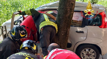 Incidente in via Sant'Eustachio a Salerno: auto contro un albero, conducente soccorsa dai Vigili del Fuoco