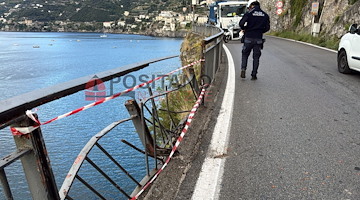 Incidente sulla Statale Amalfitana tra Minori e Maiori: camion sfonda la ringhiera in località Torricella