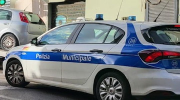 Investito da auto a Napoli, 46enne in in gravi condizioni: patente ritirata a 63enne 