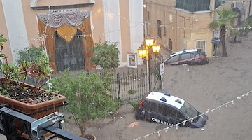 Ischia, alluvione a Forio: oltre 100 mm di pioggia in poche ore. Evacuata scuola per rischio crollo