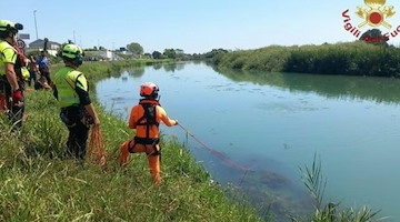 Jesolo, auto con famiglia a bordo finisce nel fiume Sile: bimbo di 5 anni in gravi condizioni