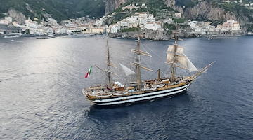 L’Amerigo Vespucci omaggia Amalfi per la 70ª Regata delle Repubbliche Marinare