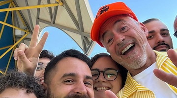 L'attore di Iron Man Robert Downey Jr. all'Aeroporto Salerno-Costa d'Amalfi: selfie e sorrisi con i fan 