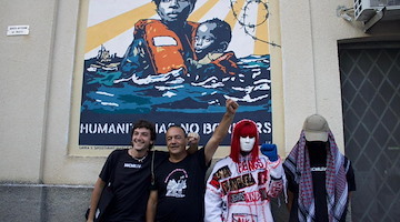 “L’umanità non ha confini”: a Riace il nuovo murale di Laika in sostegno a Mimmo Lucano