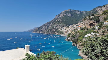 La Costiera Amalfitana tra le eccellenze del “Mare più bello 2025” secondo Legambiente e Touring Club Italiano