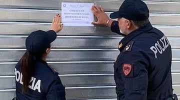 La "doppia vita" di un supermercato di Roma: di giorno regolare attività, di notte vendeva alcol ai minorenni