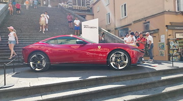La Ferrari Amalfi conquista Piazza Duomo: in esposizione il 4 e 5 luglio la nuova icona del Cavallino Rampante