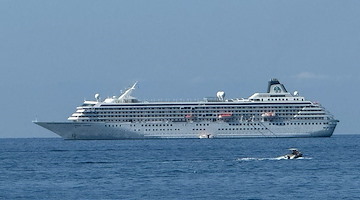 La nave da crociera Crystal Symphony nelle acque della Costiera Amalfitana 