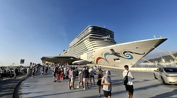 La nave da crociera Epic approda a Salerno: 70 scali in programma al Terminal Zaha Hadid