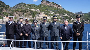 La Nave Scuola “Mazzei” della Guardia di Finanza accolta ad Amalfi: visita guidata e omaggio istituzionale