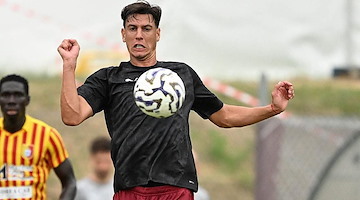 La Salernitana supera il Giulianova 2-1: doppietta di Inglese e idee tattiche in evoluzione