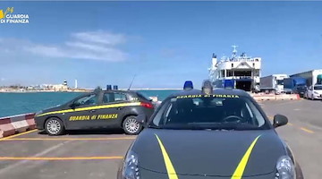 Latitante nascosto tra la merce: arrestato al porto di Bari dalla Guardia di Finanza