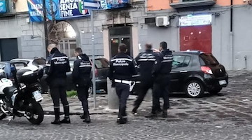 Latitante scoperto durante un controllo: incastrato dai motociclisti della Polizia Locale di Napoli 