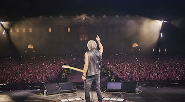 Ligabue, la magia di “Certe notti” conquista il Sud e illumina la Reggia di Caserta