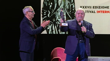 Lino Banfi incanta Salerno: standing ovation al Premio Charlot. Ora si attende il gran finale con Bova, Scamarcio e tanti altri
