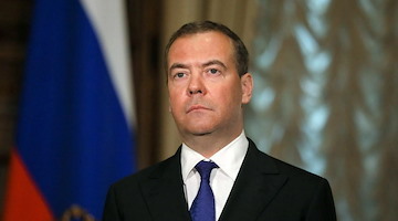 Londra destina all’Ucraina oltre 1 miliardo di dollari di profitti da beni russi congelati, la dura replica di Medvedev