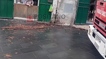 Maiori, asse di legno si stacca da un'impalcatura e cade in strada. Nessun ferito 
