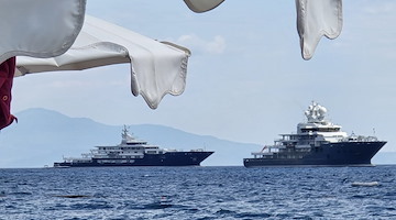 Maiori capitale dei mega yacht, tre colossi del mare a Capo d'Orso: Andromeda, Multiverse e Seven Seas