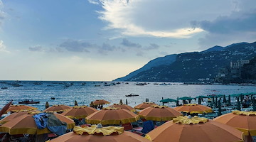Maiori conquista le Tre Vele nella Guida “Il mare più bello 2025”