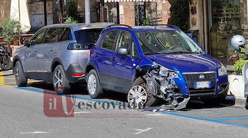 Maiori, Fiat 500 finisce nelle strisce blu e sbatte contro un’auto in sosta