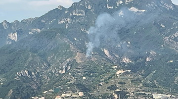 Maiori, fumo e fiamme a San Vito: incendi in collina, soccorsi al lavoro per contenere il rogo