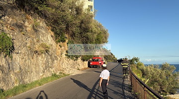 Maiori, lieve smottamento sulla Statale Amalfitana: nessun danno e traffico temporaneamente regolato