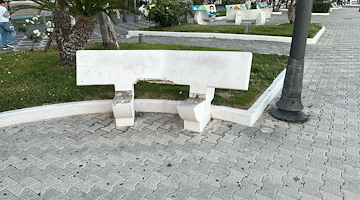 Maiori, panchine rotte sul lungomare: un pessimo biglietto da visita