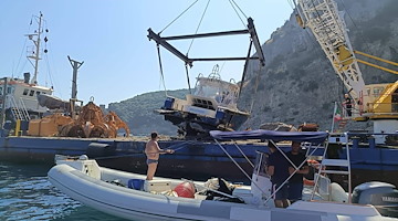 Massa Lubrense, recuperata e rimossa l'imbarcazione semiaffondata nei pressi dello scoglio Scruopolo