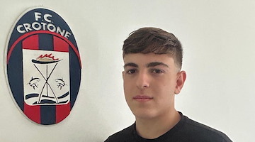 Minori, il giovane Salvatore De Riso firma con il Crotone Calcio: la gioia del paese