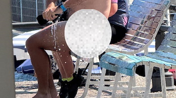 Minori, uomo si spoglia sul lungomare per strizzare il costume bagnato