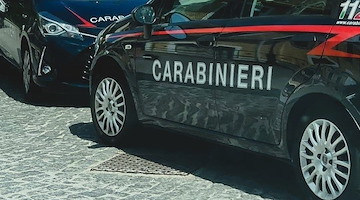 Mondragone, scopre il genero con l'amante e minaccia di dargli fuoco 