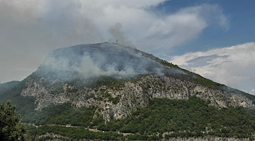 Monte San Liberatore in fiamme, vasto incendio a Vietri sul Mare: arrivano i mezzi aerei