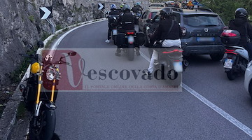 Motociclista investe un pedone sulla Statale Amalfitana: entrambi ricoverati in ospedale 