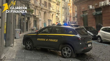 Napoli, 13enne in sella a mini moto sfreccia tra i vicoli del centro storico: denunciato il padre 