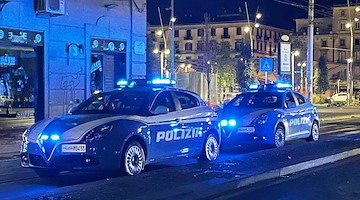 Napoli, 35enne irregolare arrestato per spaccio, lesioni e resistenza: aveva un coltello e pillole di Rivotril