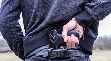 Napoli, alla vista degli agenti tenta la fuga e si disfa di una pistola: 21enne trovato in possesso di droga e denaro 