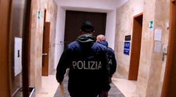 Napoli, appicca il fuoco a un bar dopo una lite con il fratello: arrestata una 52enne