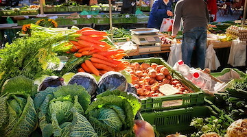 Napoli, autorizzazioni scadute: chiuso il mercato di Pianura, sequestri e sanzioni per oltre 65mila euro