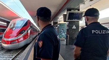 Napoli Centrale, arrestato 26enne per minacce e resistenza: brandiva bottiglia rotta e coltello